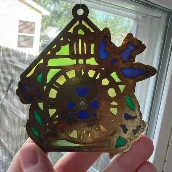 TIFFANY STYLE STAINED GLASS CUCKOO CLOCK CHRISTMAS ORNAMENT HEAVY METAL HANGING - Picture 2 of 4